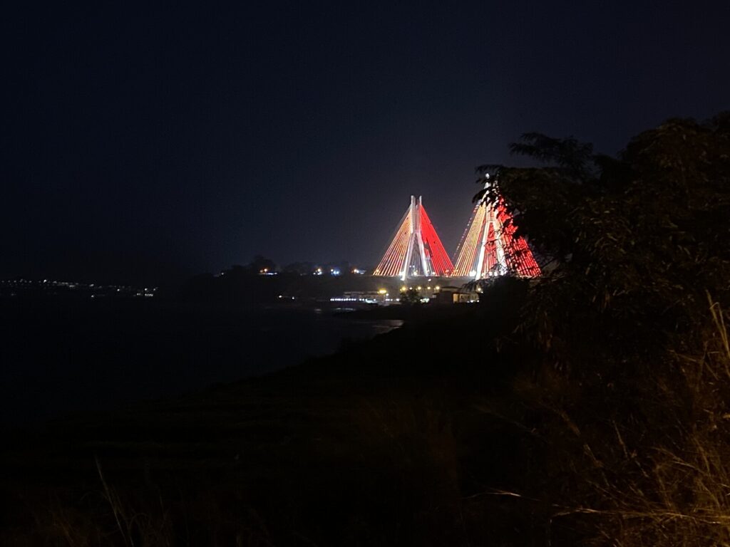 Le pont du 15-Août-1960 illuminé la nuit à Brazzaville.