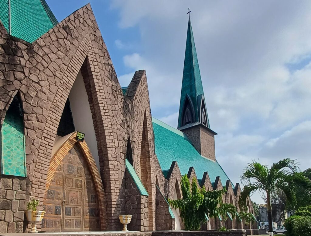 Basilique Sainte-Anne-du-Congo à Brazzaville, avec sa toiture verte.